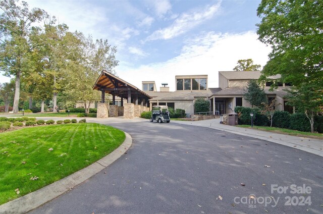 view of front of property featuring a front lawn