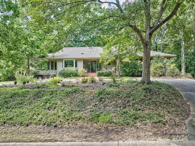 single story home with a porch