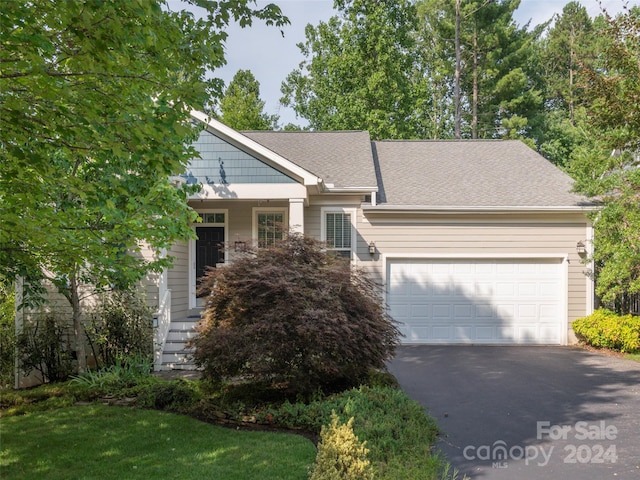 view of front facade featuring a garage and a front yard