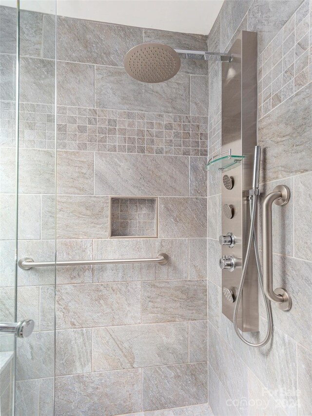 bathroom featuring tiled shower