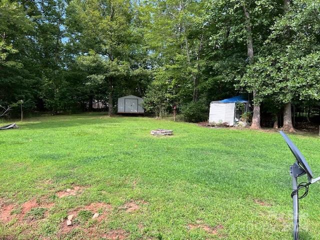 view of yard featuring a storage unit