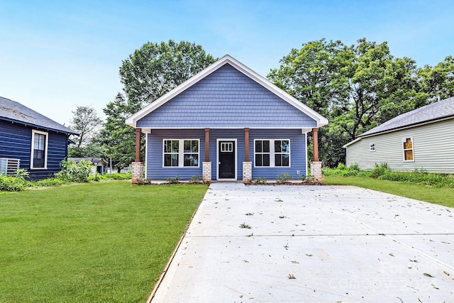 view of front of property featuring a front lawn