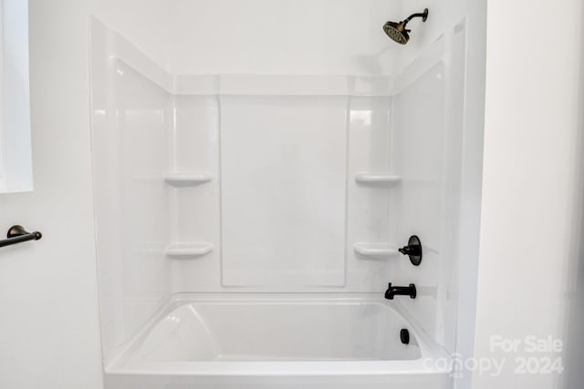 bathroom with washtub / shower combination