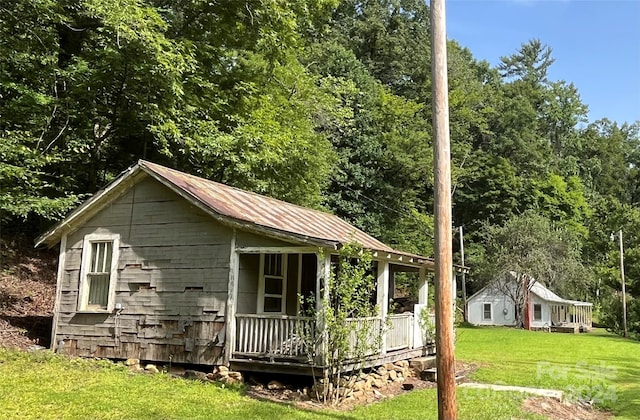 exterior space with a yard