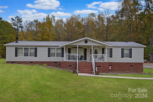 view of front facade featuring covered porch and a front lawn