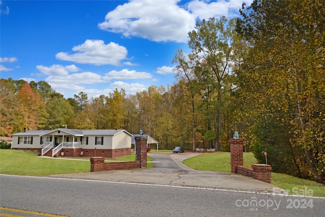 bi-level home featuring a front yard