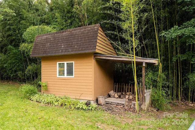 view of outbuilding featuring a yard