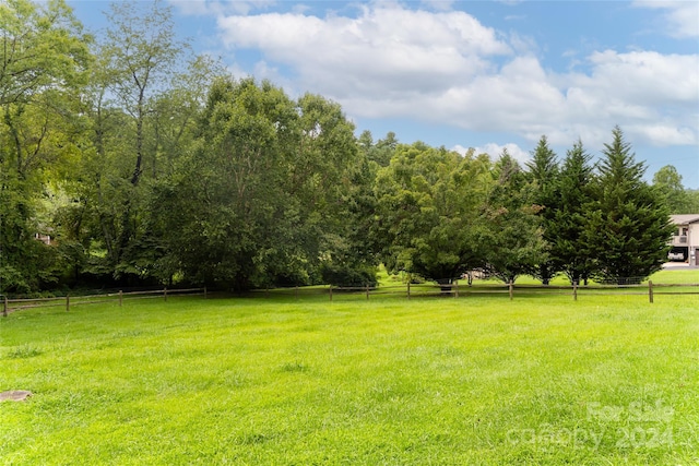 view of yard featuring a rural view