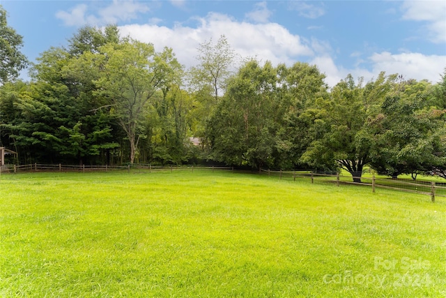 view of yard featuring a rural view