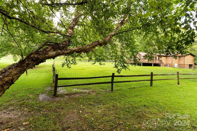 view of yard featuring a rural view