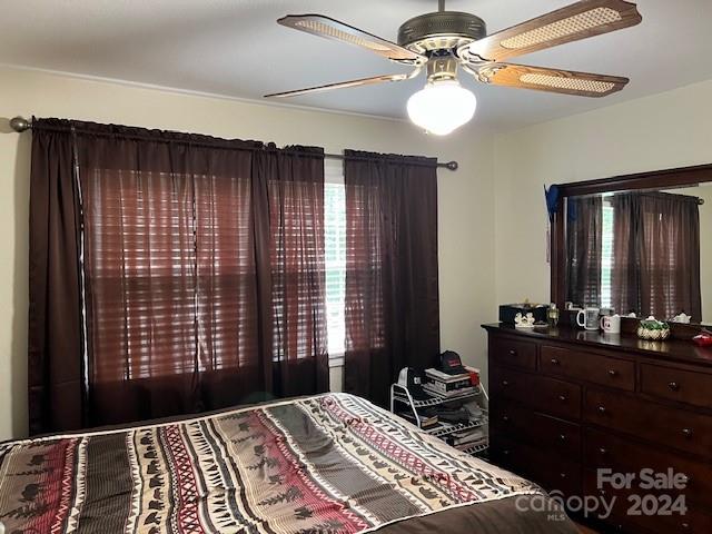 bedroom featuring ceiling fan