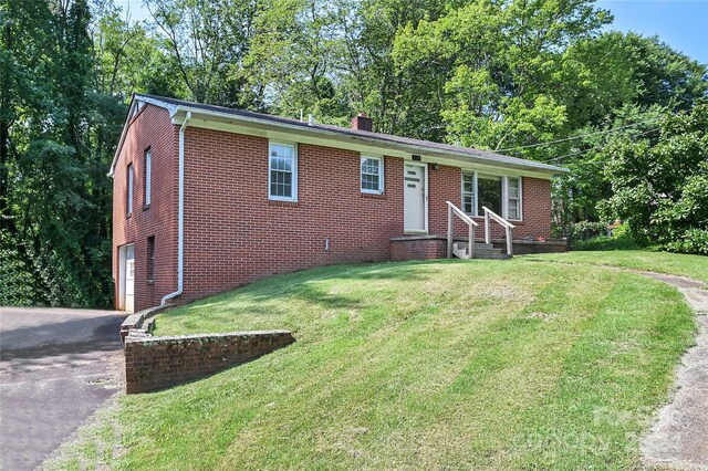 view of front of property featuring a garage and a front yard