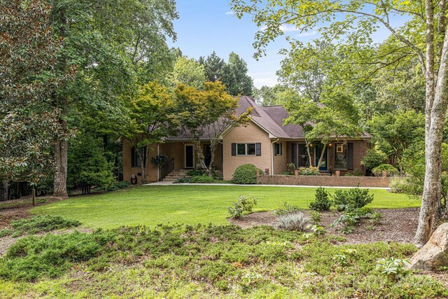 view of front of house featuring a front yard