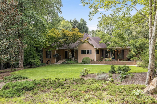 view of front of home featuring a front yard