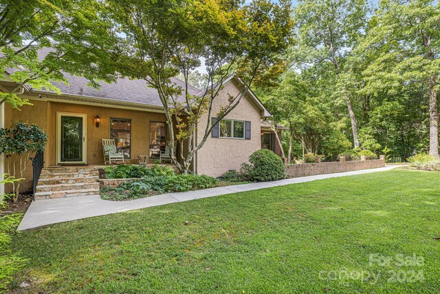 view of front of home with a front lawn