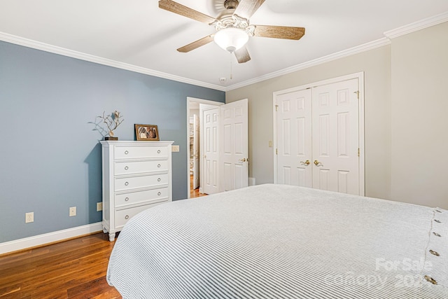 bedroom with baseboards, dark wood-style flooring, ceiling fan, ornamental molding, and a closet