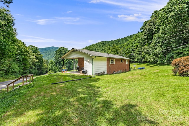 view of yard with a mountain view