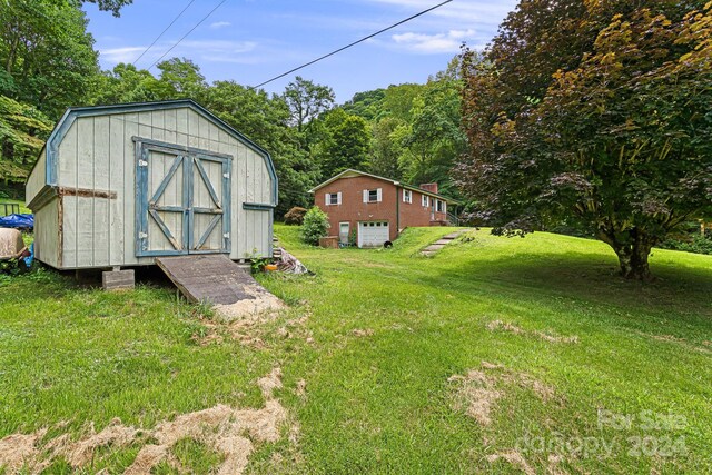 view of yard featuring a shed