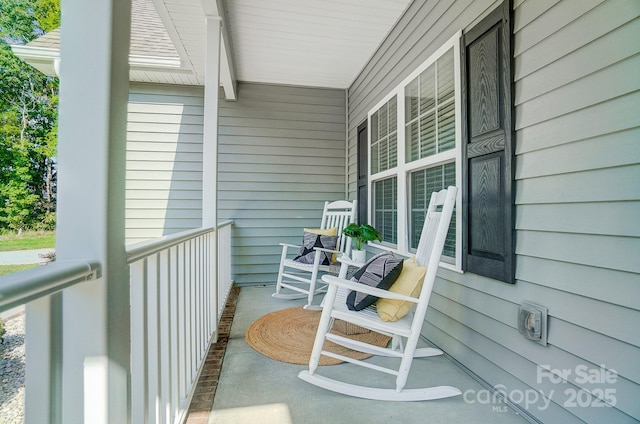 balcony featuring covered porch