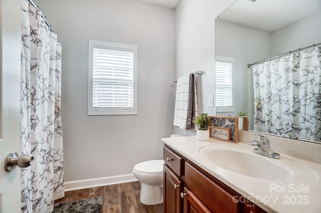 full bathroom featuring baseboards, toilet, a shower with curtain, wood finished floors, and vanity