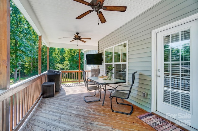 deck with ceiling fan and outdoor dining space