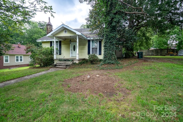 view of front of home featuring a front lawn