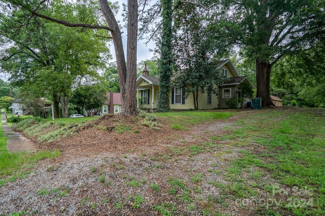 view of front facade with a front yard