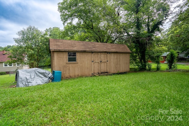 view of yard with a storage shed