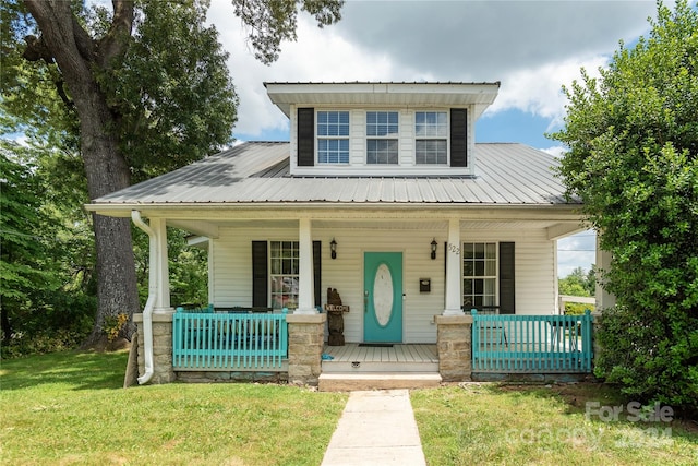 view of front of house with covered porch and a front yard