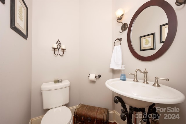 bathroom featuring toilet and sink