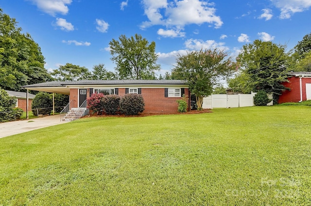 view of front of property featuring a front lawn