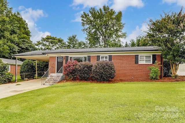 view of front of property featuring a carport and a front lawn