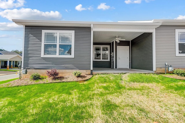 view of front of property featuring a front yard and ceiling fan