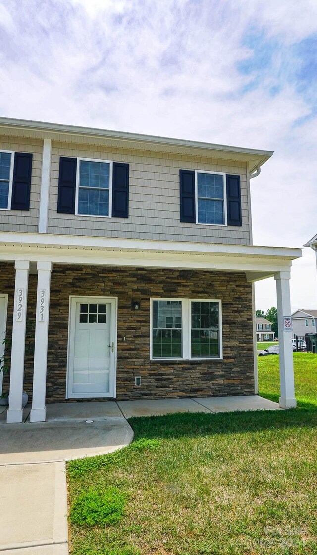 view of front of home with a front lawn