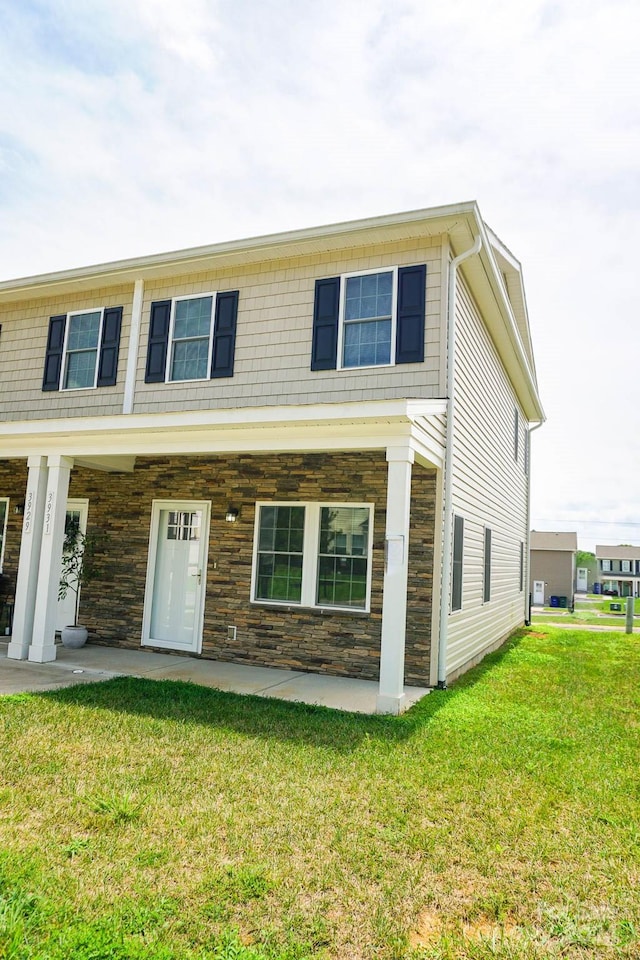 view of front of house featuring a front lawn