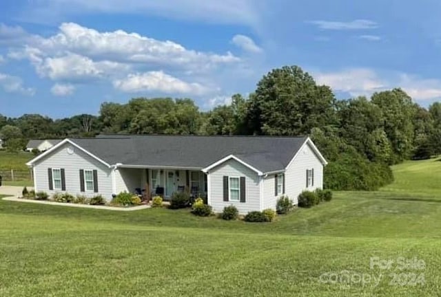 ranch-style house featuring a front yard