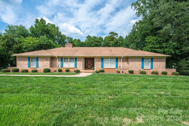 ranch-style house featuring a front yard