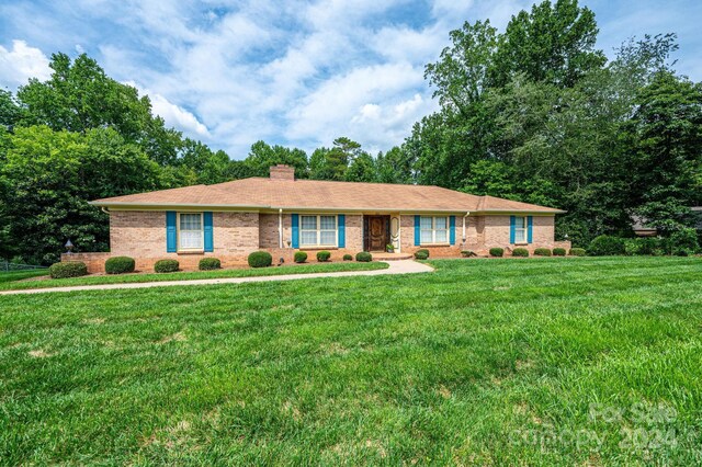 single story home with a front lawn