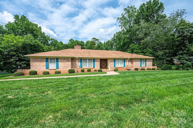 ranch-style home featuring a front lawn