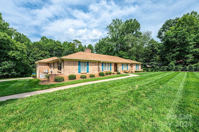 single story home featuring a front lawn