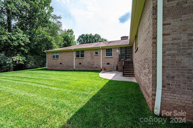 rear view of house featuring a yard