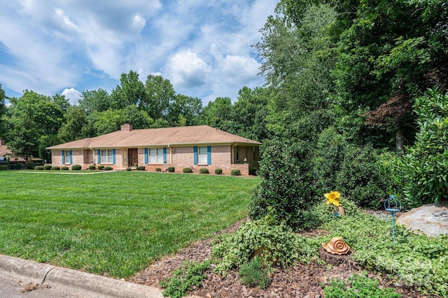 single story home featuring a front lawn