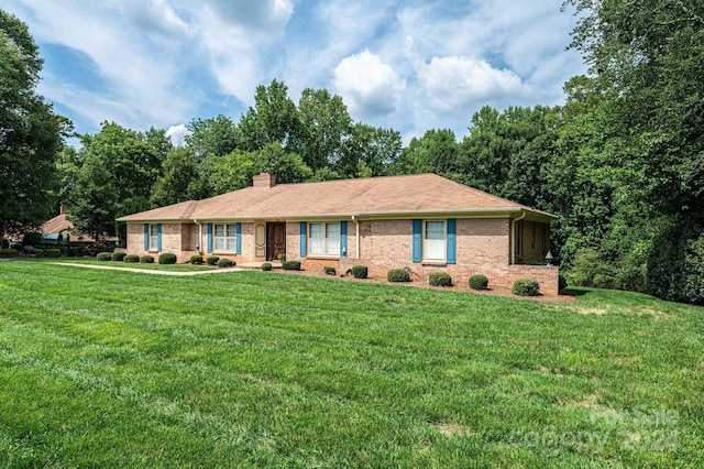 single story home featuring a front yard