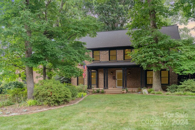 view of front facade with a porch and a front lawn