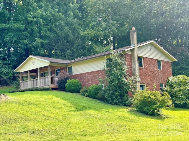 ranch-style home featuring a front lawn