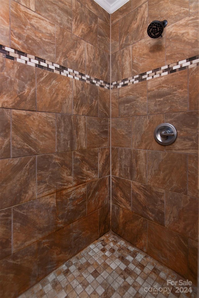 bathroom featuring a tile shower