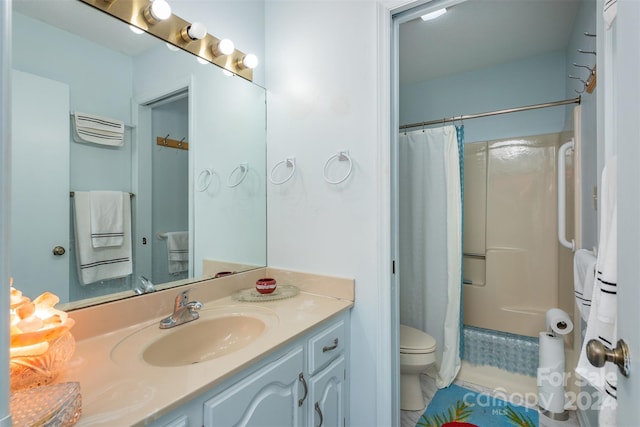 full bathroom with shower / tub combo with curtain, vanity, and toilet