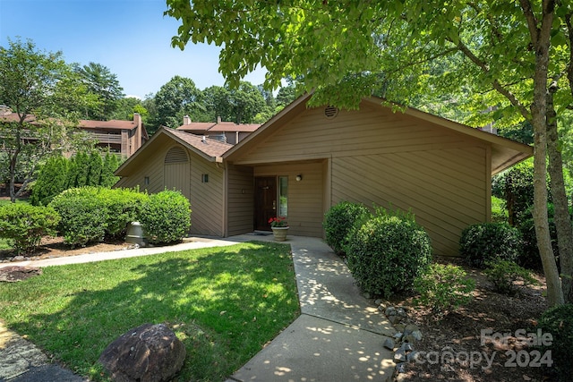 view of front of home with a front lawn