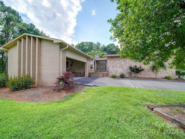 exterior space featuring a yard