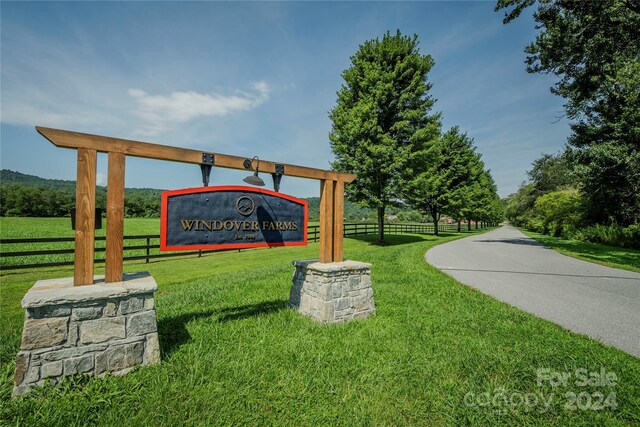 view of property's community featuring a lawn